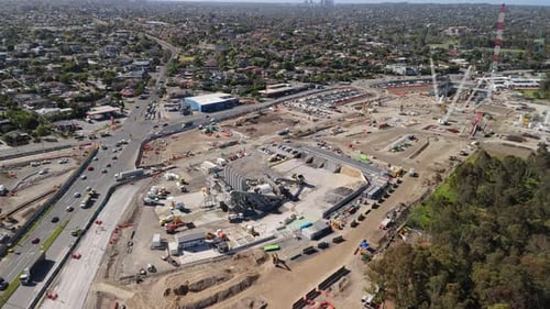 Amplio pasado por una gran obra en construcción en el este de Melbourne.