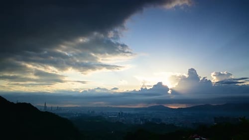 Des vues époustouflantes sur le soleil qui brille à travers les nuages et le ciel dynamique.