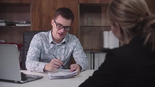 Junger Bewerber erklärt im Vorstellungsgespräch