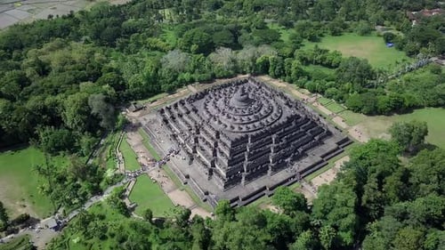 Indonésia, Ilha Jawa, Yogyakarta, imagens de drones do Templo Borobudur da Unesco deslizam lentamente da esquerda para a direita