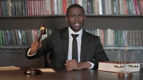 Juez africano pronuncia sentencia golpeando el mazo