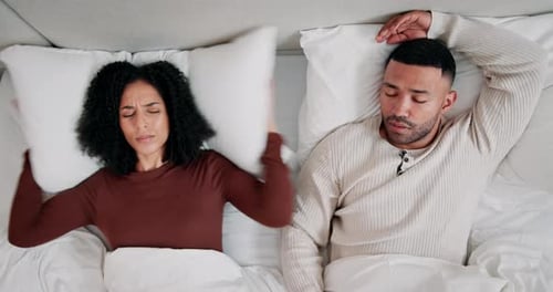 Maison, couple et ronflements avec bruit au lit, épouse agacée et sensible au son du mari