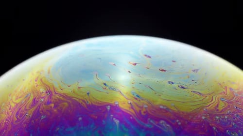 Bunte Wirbel und Muster in einer Seifenblase