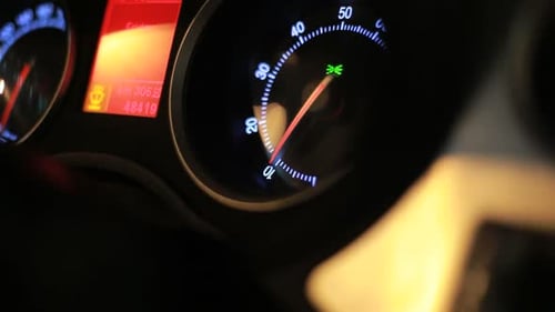 Armaturenbrett eines fahrenden Autos. Drehzahlmesser- und Tachometerwerte in Moving Auto. Drehzahlmesser