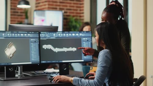 Des ingénieures analysent un prototype de composant de serrage