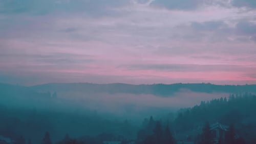 Carpates avec brouillard à l'aube