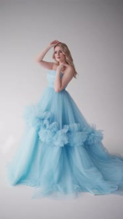 Femme douce en tulle bleu Concept de robe Ethereal Beauty Exquise Tranquillité Calme Élégance