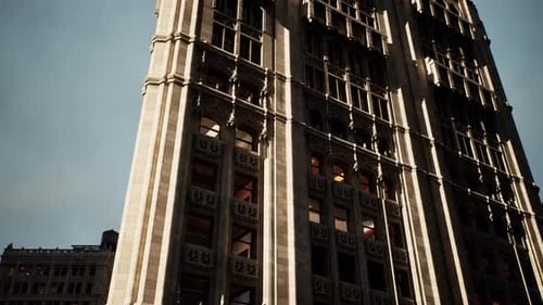 Un edificio imponente en el corazón de la ciudad de Nueva York