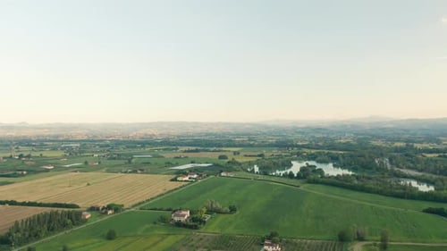 Vue aérienne 4K : plan Cinématographique à vol d'oiseau d'un paysage rural