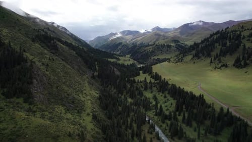Große Berge, bedeckt mit grünem Gras und Felsen