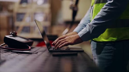 Wirtschaftsingenieur arbeitet mit Laptop in einer Industriefabrik