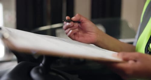 Presse-papiers, logistique et mains d'une personne sur un chariot élévateur dans l'entrepôt pour la livraison avec la chaîne d'approvisionnement