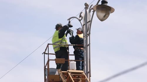 El equipo instala farolas de alumbrado público