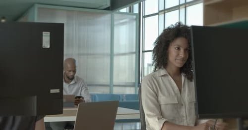 Femme d'affaires afro-américaine travaillant dans un espace de bureau de coworking