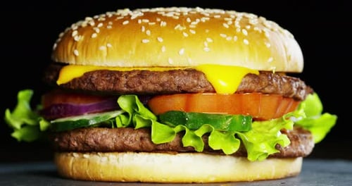 A hamburger with onions, tomatoes and parmesan salad and sauces that give flavor served with or wi