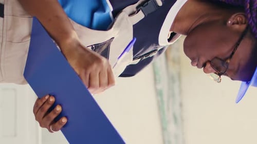 Vidéo verticale : un expert inspecte les niveaux de réfrigérant