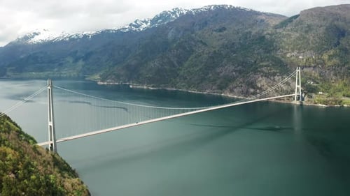 A ponte Hardanger se estende por um fiorde profundo entre montanhas
