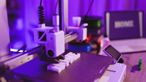 Imprimante 3D créant de petits objets