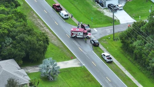 Vista desde arriba del lugar del accidente con el personal de los servicios de emergencia y los vehículos que responden al accidente