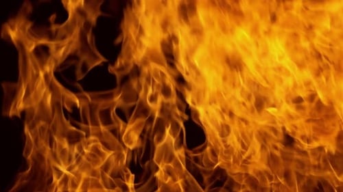 Feuerflammen auf schwarzem Hintergrund in Zeitlupe