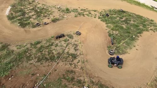 Andando de quadriciclo em Malang Skyland