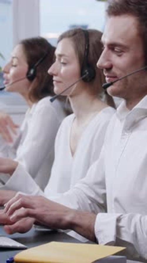 Los agentes del centro de llamadas trabajan arduamente en una oficina moderna para ayudar a los clientes y establecer relaciones