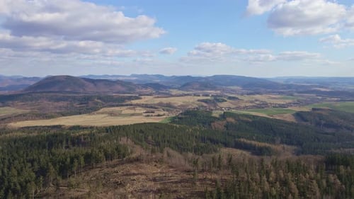 Vol en Drone au-dessus de montagnes couvertes de forêts et de vallées
