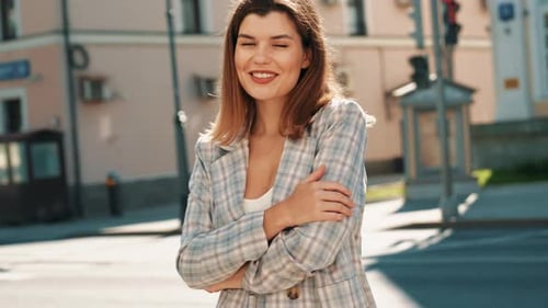 Linda sorridente posando na rua