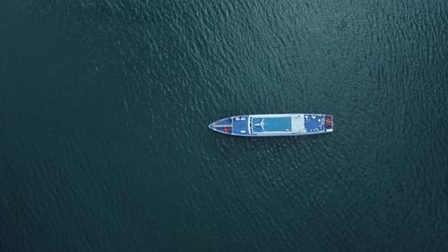 Blick von oben auf ein Schiff, das sich während einer Kreuzfahrt im Freien auf See bewegt Irrl