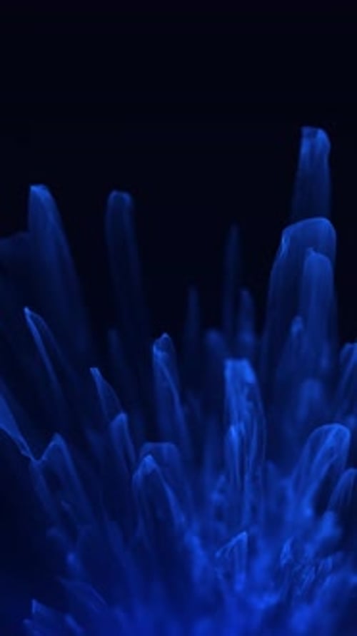 Formation énergétique abstraite en cristal bleu marine avec des éclats brillants translucides émergeant de l'obscurité, symboli