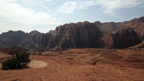 Wunderschöne Landschaft, Natur, Neigung nach oben, Aufnahme atemberaubender roter Felsformationen mit getrocknetem versteinertem Sand