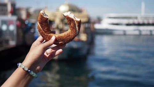 Femmes tenant un bagel turc Simit sur fond de ville d'Istanbul