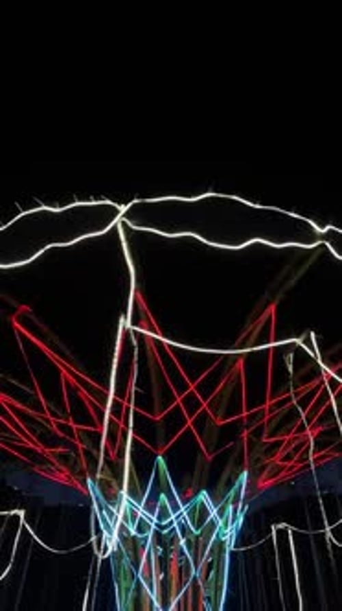 Buntes Karussell dreht sich beim Nachtmarktfest