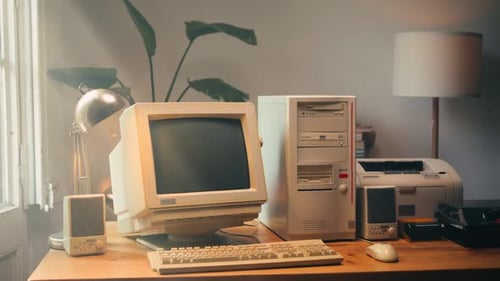 Retro-PC, Computerspiel-Desktop, Vintage-Stil, mit Ladecode, Konsole, Programmierer, der Skripte erstellt, Grün