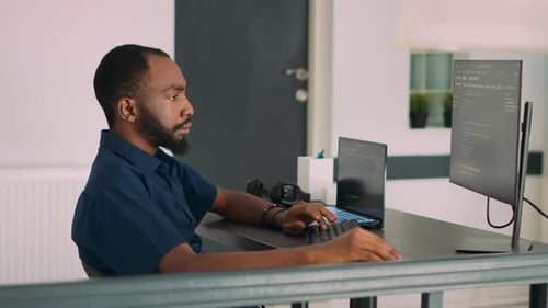 Programmeur logiciel écrivant le code d'un programme pour développer un système de base de données