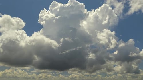 Time Lapse de nuvens brancas fofas de cumulonimbus se formando antes da tempestade no céu azul de verão em movimento