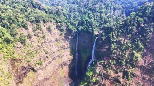 Drone orbita em torno das cachoeiras gêmeas Tad Fane no Planalto Bolaven, Pakse, Laos