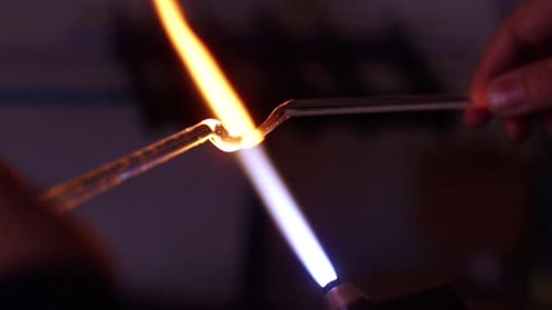 Glasbläservorführung, die handwerkliches Geschick und Kunstfertigkeit in einer Werkstatt zeigt