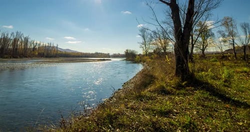 Mountain River Zeitraffer zur Sommer- oder Herbst-Tageszeit
