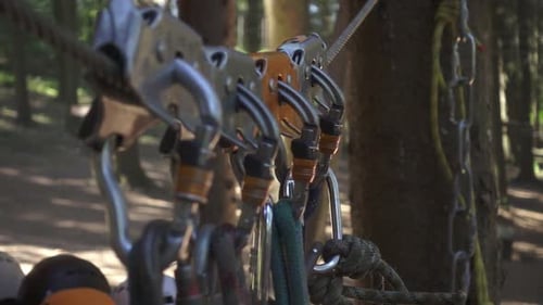 Equipamento de segurança: mosquetão e cordas para escalar árvores no Extreme Park Outdoor