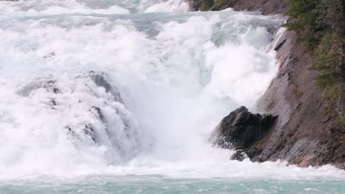 Ligne gauche de la rivière impossible dans une chute d'eau vive monochrome brumeuse de classe V