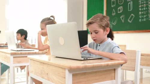 Un
niño caucásico programa un sistema de software y aprende a programar. Pedagogía.