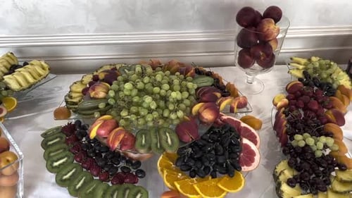 Teller mit verschiedenen frischen Früchten am Buffettisch
