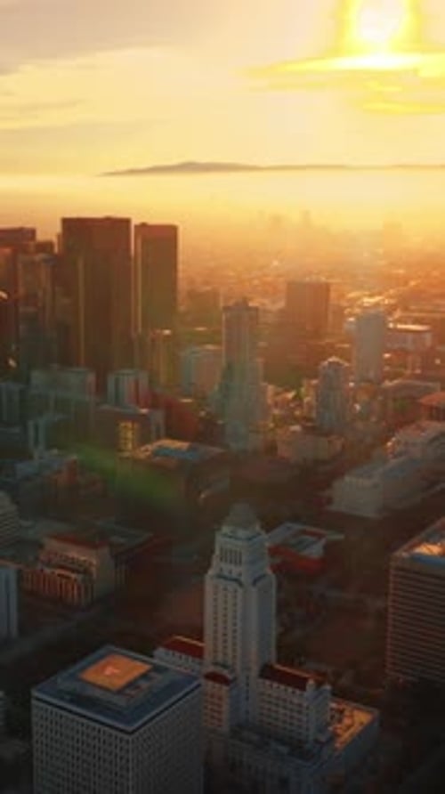 Panorama maravilhoso da Los Angeles contemporânea ao pôr do sol.