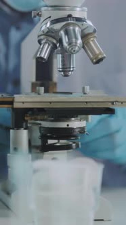 Primer plano del microscopio con soporte de portaobjetos estéril Céntrese en la precisión óptica y las características mecánicas
