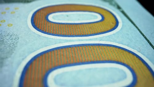 Makroaufnahme knackiger neuer Hundert-Dollar-Scheine als Symbol der amerikanischen Finanzen