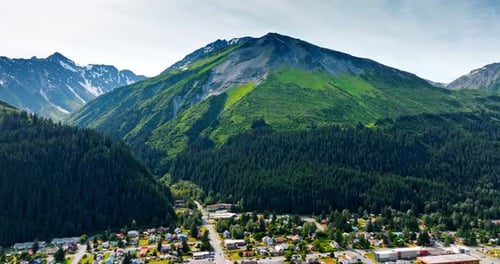 Hermoso paisaje urbano rodeado de bosques de pinos que crecen en las montañas.