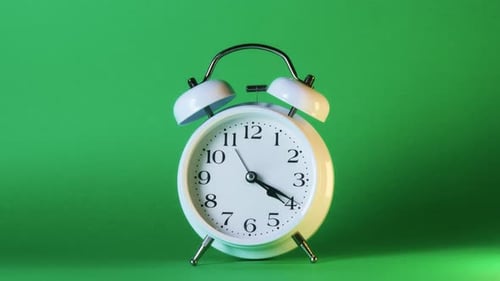 El reloj analógico se enciende en una pantalla verde Timelapse Fast Pasar el tiempo