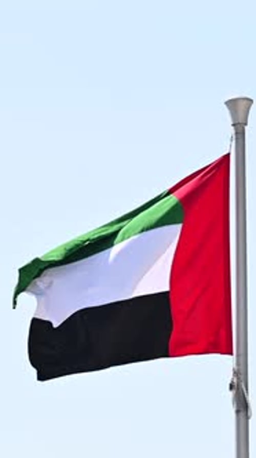 A bandeira dos Emirados Árabes Unidos tremula orgulhosamente em Abu Dhabi, como preparação para o Dia Nacional