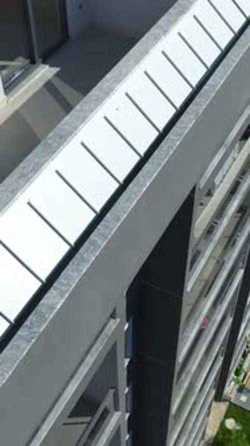 Vertikales Video: Premium-Wohngebiete mit glitzernden Pools, begrünten Rasenflächen und üppiger moderner Ausstattung